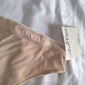 Calvin Klein Invisible Seamless Nude Thong - Large